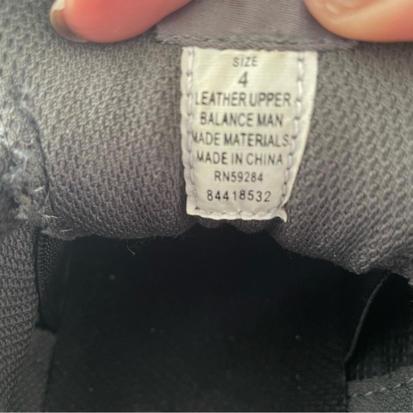 Children’s Place boys sneaker. Leather upper balance man. Size US 4. New - Picture 2 of 11